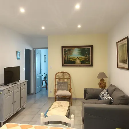 L Apartment *